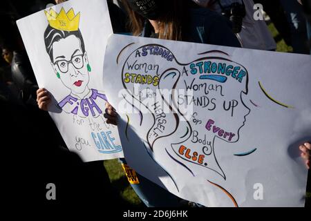 Washington, États-Unis. 17 octobre 2020. Les manifestants se rassemblent par milliers pour la Marche des femmes à Washington, DC, le 17 octobre 2020, dans le contexte de la pandémie du coronavirus. Le week-end suivant les audiences rapides de la Commission judiciaire du Sénat américain sur la candidature du président américain Trump à la Cour suprême, Amy Coney Barrett, les manifestants se sont rassemblés en grand nombre après que les partisans et les manifestants de Barrett aient manifesté au Capitole tout au long de la semaine. (Graeme Sloan/Sipa USA) Credit: SIPA USA/Alay Live News Banque D'Images