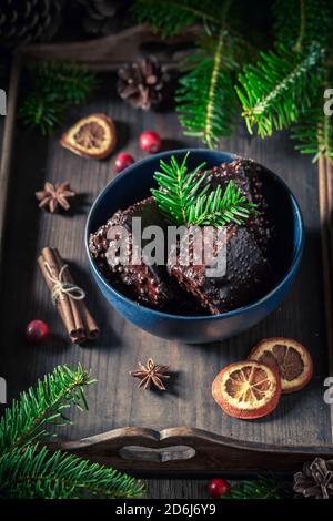 Cubes de pain d'épice Chococlate dans un bol bleu pour Noël Banque D'Images