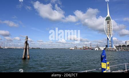 Port de Portsmouth avec la Tour Spinnaker en vue à Gun Wharf Quay et porte-avions HMS Prince of Wales. Banque D'Images