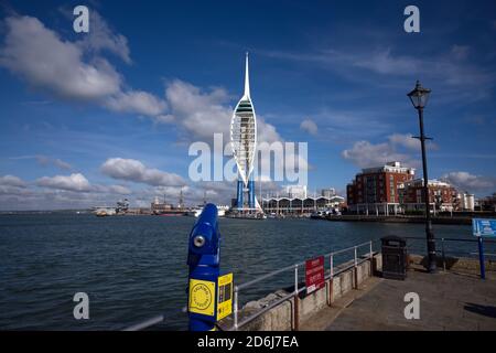 Vue sur le port de Portsmouth depuis le point avec la tour Spinnaker en vue sur le quai de Gun Wharf et le porte-avions HMS Prince of Wales. Banque D'Images