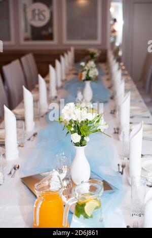 Une table fixée pendant la première réception de la communion dans un lieu de réception en Pologne, pendant une chaude journée de printemps Banque D'Images