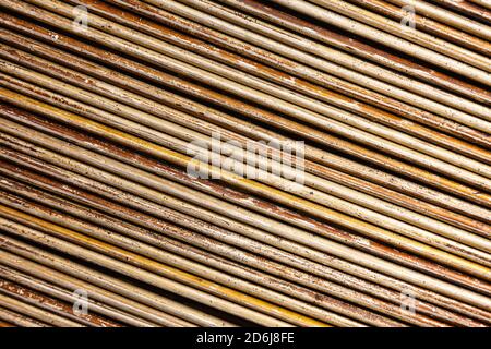 Image abstraite des plaques de cuisson métalliques utilisées dans une pile pile dans une boulangerie Banque D'Images