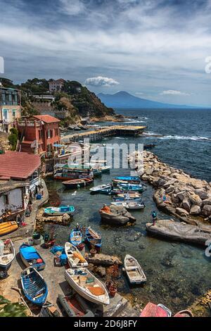 Marechiaro-Napoli. Il nome Marechiaro non viene, Comunemente si pensa, dalla trasparenza delle acque del mare di Posillipo, ma dalla loro quiete. Banque D'Images