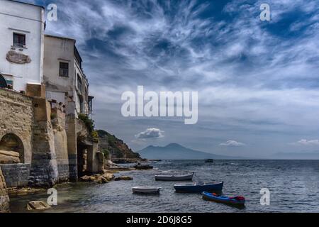 Marechiaro-Napoli. Il nome Marechiaro non viene, Comunemente si pensa, dalla trasparenza delle acque del mare di Posillipo, ma dalla loro quiete. Banque D'Images