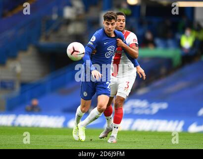 Londres, Angleterre, 17 octobre 2020 Kai Havertz combat avec Ryan Bertrand lors du match de la Premier League à Stamford Bridge, Londres. Chelsea et Southampton. Première ligue. Crédit : Mark pain / Alamy Live News Banque D'Images