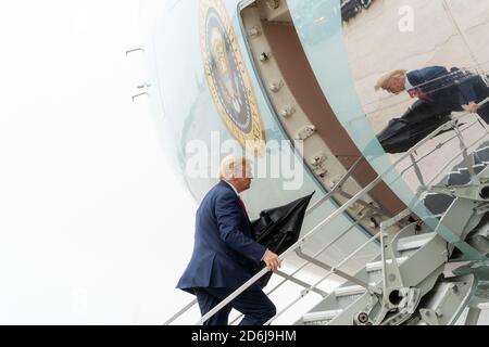 Washington, États-Unis d'Amérique. 12 octobre 2020. Le président Donald J. Trump s'est joint à Air Force One à la base conjointe Andrews, Md. Lundi 12 octobre 2020, en route vers Sanford, FLA personnes: Président Donald Trump crédit: Storms Media Group/Alay Live News Banque D'Images