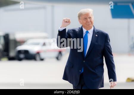 Greenville, États-Unis d'Amérique. 15 octobre 2020. Le président Donald J. Trump donne une pompe de poing en traversant le tarmac après son arrivée à l'aéroport de Pitt-Greenville le jeudi 15 octobre 2020, à Greenville, N.C People: Président Donald Trump Credit: Storms Media Group/Alay Live News Banque D'Images