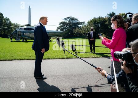 Washington, États-Unis d'Amérique. 15 octobre 2020. Le président Donald J. Trump s'entretient avec les membres de la presse sur la pelouse sud de la Maison Blanche le jeudi 15 octobre 2020, avant d'embarquer à bord de Marine One pour commencer son voyage à Greenville, en Caroline du Nord People: Président Donald Trump Credit: Storms Media Group/Alay Live News Banque D'Images