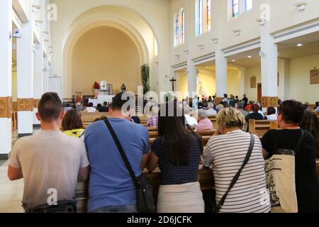 Medjugorje, BiH. 2016/6/4. Pèlerins priant dans l'église Saint-Jacques à Medjugorje. Banque D'Images