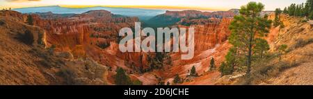 Lever du soleil sur la vue panoramique de Bryce Canyon, belle saison d'automne Banque D'Images