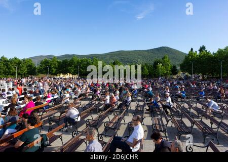 Medjugorje, BiH. 2016/6/5. Les gens priant devant une messe sainte dans la zone de prière extérieure de l'église Saint-Jacques à Medjugorje. Banque D'Images