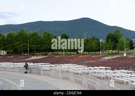 Medjugorje, BiH. 2016/6/5. Un homme solitaire priant sur ses genoux à l'autel extérieur de l'église Saint-Jacques à Medjugorje. Banque D'Images