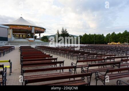 Medjugorje, BiH. 2016/6/5. Un homme solitaire priant sur ses genoux à l'autel extérieur de l'église Saint-Jacques à Medjugorje. Banque D'Images