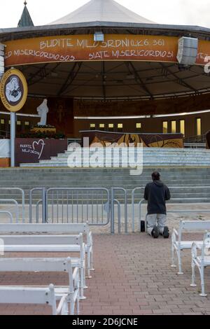 Medjugorje, BiH. 2016/6/5. Un homme solitaire priant sur ses genoux à l'autel extérieur de l'église Saint-Jacques à Medjugorje. Banque D'Images