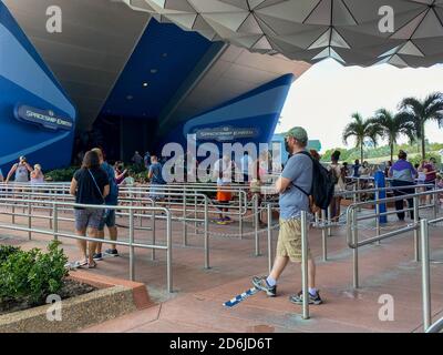 Orlando,FL/USA-10/17/20: Les personnes portant des masques et des distances sociales en ligne pour entrer dans le parc à thème Spaceship Earth à Disney World EPCOT p Banque D'Images