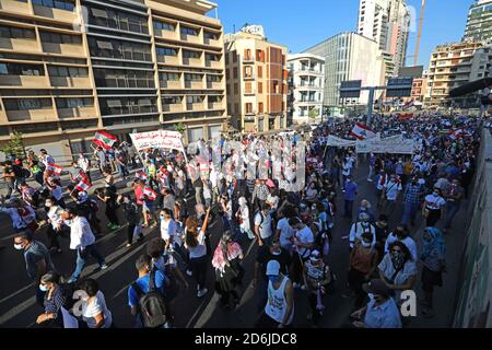 Beyrouth, Liban. 17 octobre 2020. Les gens prennent part à une manifestation dans le centre-ville de Beyrouth, au Liban, le 17 octobre 2020. Samedi, des milliers de Libanais se sont enfermés dans les rues de Beyrouth pour protester contre la classe dirigeante actuelle, a rapporté la chaîne de télévision locale al-Jadeed. Credit: Bilal Jawich/Xinhua/Alay Live News Banque D'Images