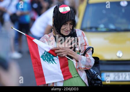 Beyrouth, Liban. 17 octobre 2020. Une femme participe à une manifestation dans le centre-ville de Beyrouth, au Liban, le 17 octobre 2020. Samedi, des milliers de Libanais se sont enfermés dans les rues de Beyrouth pour protester contre la classe dirigeante actuelle, a rapporté la chaîne de télévision locale al-Jadeed. Credit: Bilal Jawich/Xinhua/Alay Live News Banque D'Images