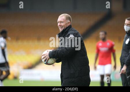 Bursrem, Staffordshire, Royaume-Uni. 17 octobre 2020. Paul Scholes, copropriétaire de Salford City et directeur intérimaire, dans le dugout, prend en charge l'équipe pour la première fois dans le cadre de la deuxième ligue à Vale Park contre Port Vale, qui a joué derrière des portes fermées en raison de la pandémie du coronavirus. Salford City a continué à perdre le jeu 1-0. Banque D'Images