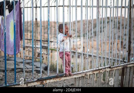 Téhéran. 17 octobre 2020. Un enfant pleure à la périphérie de Téhéran, en Iran, le 17 octobre 2020, Journée internationale pour l'élimination de la pauvreté. Credit: Ahmad Halabisaz/Xinhua/Alamy Live News Banque D'Images