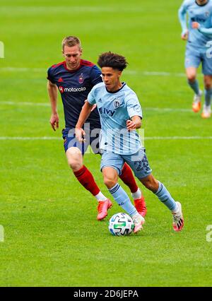 Chicago, États-Unis, 17 octobre 2020. Major League Soccer (MLS) sportif du milieu de terrain de Kansas City Cameron Duke (28) se charge de la balle lors d'un match contre le Chicago Fire FC au Soldier Field à Chicago, il, États-Unis. Le match s'est terminé par une égalité de 2-2. Credit: Tony Gadomski / toutes les images de sport / Alamy Live News Banque D'Images