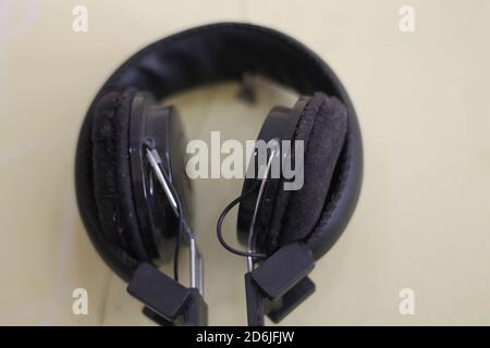 Mise au point sélective d'un casque noir sur une table Banque D'Images