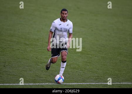 Swansea, Royaume-Uni. 17 octobre 2020. Ben Cabango de la ville de Swansea en action. EFL Skybet Championship Match, Swansea City et Huddersfield Town au Liberty Stadium de Swansea le samedi 17 octobre 2020. Cette image ne peut être utilisée qu'à des fins éditoriales. Utilisation éditoriale uniquement, licence requise pour une utilisation commerciale. Aucune utilisation dans les Paris, les jeux ou les publications d'un seul club/ligue/joueur. photo par Andrew Orchard/Andrew Orchard sports Photography/Alamy Live News crédit: Andrew Orchard sports Photography/Alamy Live News Banque D'Images