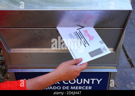 PRINCETON, NJ -2 OCT 2020- vue d'un bulletin de vote officiel sur la rue à Princeton, Mercer County, New Jersey, Etats-Unis durin Banque D'Images