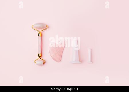 Rouleau de quartz de massage, pierre, outils pour le visage de la néphrite naturelle rose. Concept de massage et de relaxation du visage pour les soins de la peau. Outils de massage Gua Sha. Un Banque D'Images