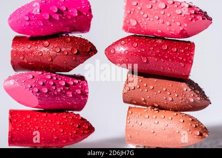 pile de rouges à lèvres humides et colorés sur fond blanc Banque D'Images