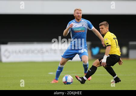 Harrogate, Yorkshire, Royaume-Uni. 17 octobre 2020. Chris Taylor de Barrow en action avec Lloyd Kerry lors du match Sky Bet League 2 entre Harrogate Town et Barrow à Wetherby Road, Harrogate le samedi 17 octobre 2020. (Credit: Mark Fletcher | MI News) Credit: MI News & Sport /Alay Live News Banque D'Images