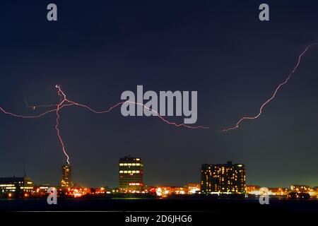 la pluie et l'éclair s'éclairant sur l'eau Banque D'Images