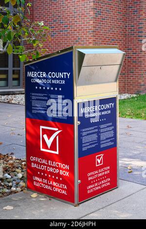 PRINCETON, NJ -2 OCT 2020- vue d'un bulletin de vote officiel sur la rue à Princeton, Mercer County, New Jersey, Etats-Unis durin Banque D'Images