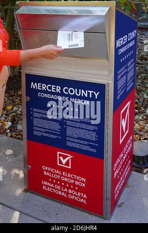 PRINCETON, NJ -2 OCT 2020- vue d'un bulletin de vote officiel sur la rue à Princeton, Mercer County, New Jersey, Etats-Unis durin Banque D'Images