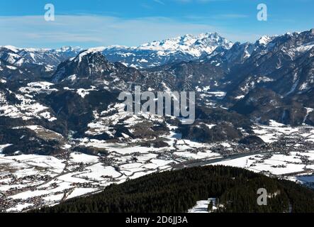 Vue sur la rivière Salzach et les villes voisines, prise depuis une zone d'observation sur la route du col alpin de Rossfeld Panorama Strasse, en Allemagne Banque D'Images