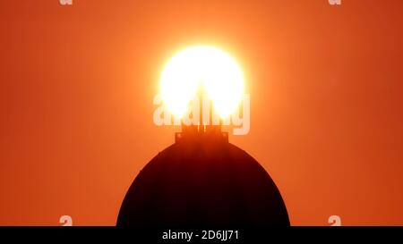 ROME, ITALIE : coucher de soleil sur la basilique Saint-Pierre (Vatican). Rare, authentique vue du disque solaire passant derrière le symbole du christianisme dans le monde Banque D'Images