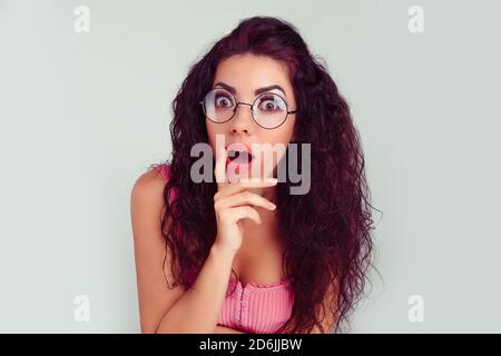 Surpris. Ouah ! Je ne vous crois pas! Choqué étonné stupéfait femme avec la bouche ouverte et les grands yeux, touchant la bouche, gros plan portrait jeune hispanique lat Banque D'Images