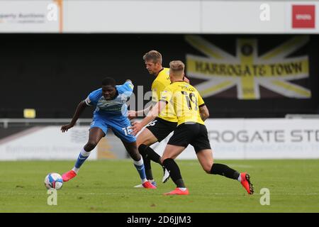 Harrogate, Yorkshire, Royaume-Uni. 17 octobre 2020. Yoan Zouma de Barrow uaw Jonathan Stead et Calvin Miller lors du match Sky Bet League 2 entre Harrogate Town et Barrow à Wetherby Road, Harrogate le samedi 17 octobre 2020. (Credit: Mark Fletcher | MI News) Credit: MI News & Sport /Alay Live News Banque D'Images