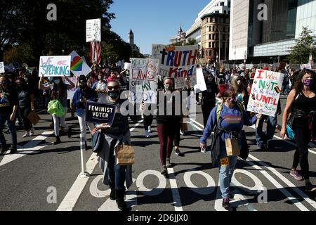 Washington, DC, États-Unis. 17 octobre 2020. Les manifestants marchaient vers la Cour suprême des États-Unis à la suite de discours prononcés à Freedom Plaza le 17 octobre 2020 à Washington DC. Les manifestants radicaux de gauche opposés à la confirmation d'Amy Cony Barrett devant la Cour suprême et à la réélection du président Trump, sont confrontés à des femmes conservatrices devant la Cour suprême. En contre-protestation, divers groupes de femmes de droite ont l'intention d'envoyer un message qu'ils ne parlent pas au nom de toutes les femmes. ( photo de John Lamparski/SIPA USA) crédit: SIPA USA/Alay Live News Banque D'Images