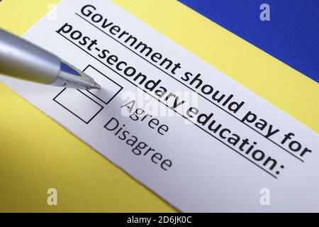 Le gouvernement devrait payer pour les études postsecondaires: D'accord ou pas d'accord? Banque D'Images