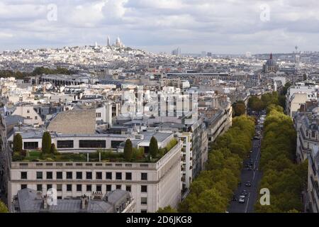 Vue sur la ville, la basilique du Sacré-cœur et l'église Saint-Augustin depuis le toit de l'Arc de Triomphe, Paris, France, par une journée nuageux. Banque D'Images