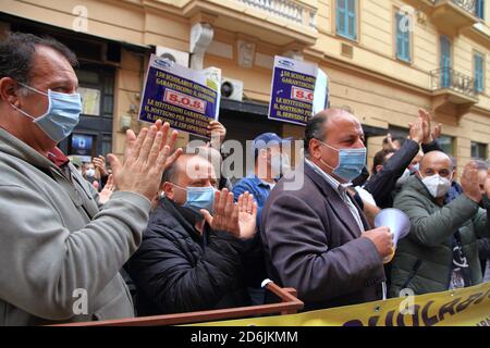 Naples, Italie. 17 octobre 2020. Protestation des chauffeurs de bus devant les bureaux de la région de Campanie, qui transportent chaque jour des enfants vers les différentes écoles de la ville de Naples. L'ordonnance n° 79 du 15 octobre 2020 portant fermeture d'écoles a également mis en danger leur emploi. (Photo de Pasquale Senatore/Pacific Press) crédit: Pacific Press Media production Corp./Alay Live News Banque D'Images