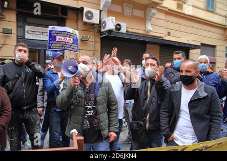 Naples, Italie. 17 octobre 2020. Protestation des chauffeurs de bus devant les bureaux de la région de Campanie, qui transportent chaque jour des enfants vers les différentes écoles de la ville de Naples. L'ordonnance n° 79 du 15 octobre 2020 portant fermeture d'écoles a également mis en danger leur emploi. (Photo de Pasquale Senatore/Pacific Press) crédit: Pacific Press Media production Corp./Alay Live News Banque D'Images