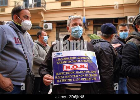 Naples, Italie. 17 octobre 2020. Protestation des chauffeurs de bus devant les bureaux de la région de Campanie, qui transportent chaque jour des enfants vers les différentes écoles de la ville de Naples. L'ordonnance n° 79 du 15 octobre 2020 portant fermeture d'écoles a également mis en danger leur emploi. (Photo de Pasquale Senatore/Pacific Press) crédit: Pacific Press Media production Corp./Alay Live News Banque D'Images