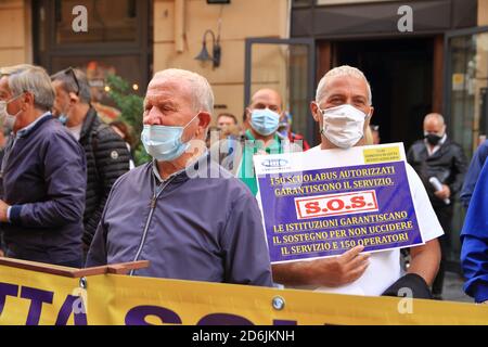 Naples, Italie. 17 octobre 2020. Protestation des chauffeurs de bus devant les bureaux de la région de Campanie, qui transportent chaque jour des enfants vers les différentes écoles de la ville de Naples. L'ordonnance n° 79 du 15 octobre 2020 portant fermeture d'écoles a également mis en danger leur emploi. (Photo de Pasquale Senatore/Pacific Press) crédit: Pacific Press Media production Corp./Alay Live News Banque D'Images