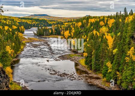 La gorge de la rivière Kaministiquia, juste en aval des chutes Kakabeka, avec une couleur de feuillage d'automne près de Thunder Bay, Ontario, Canada. Banque D'Images