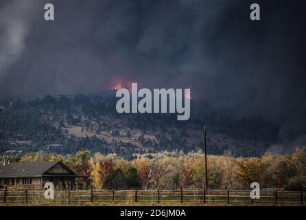 Niwot, États-Unis. 17 octobre 2020. Les flammes s'élèvent du feu de forêt de CalWood qui brûle dans les contreforts du comté de Boulder près de la ville de Jamestown, comme vu de Niwot, Colorado, le samedi 17 octobre 2020. Les autorités ont déclaré une vaste zone d'évacuation englobant des terres à l'ouest de la Peak à Peak Highway jusqu'à l'US 36 sur le côté est, et de Jamestown à l'extrémité sud, au nord jusqu'à South Sheep Mountain. Photo de Bob Strong/UPI crédit: UPI/Alay Live News Banque D'Images