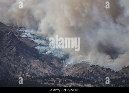 Niwot, États-Unis. 17 octobre 2020. La fumée s'élève du feu de forêt de CalWood qui brûle dans les contreforts du comté de Boulder près de la ville de Jamestown, vu de Niwot, Colorado, le samedi 17 octobre 2020. Les autorités ont déclaré une vaste zone d'évacuation englobant des terres à l'ouest de la Peak à Peak Highway jusqu'à l'US 36 sur le côté est, et de Jamestown à l'extrémité sud, au nord jusqu'à South Sheep Mountain. Photo de Bob Strong/UPI crédit: UPI/Alay Live News Banque D'Images