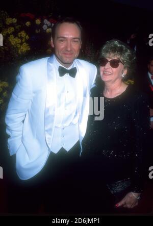 Los Angeles, Californie, États-Unis 25 mars 1996 le gagnant du meilleur acteur de soutien Kevin Spacey (« les suspects habituels ») pose avec sa mère aux 68e Oscars annuels de Dorothy Chandler Pavilioin le 25 mars 1996 à Los Angeles, Californie, États-Unis. Photo par Barry King/Alay stock photo Banque D'Images