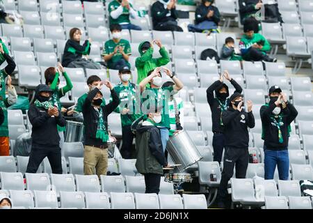 Tokyo, Japon. 17 octobre 2020. Tokyo Verdy fans football/Soccer : 2020 J2 League Match entre Tokyo Verdy 0-0 Tochigi SC au stade Ajinomoto à Tokyo, Japon . Crédit: Naoki Morita/AFLO SPORT/Alay Live News Banque D'Images