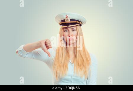 Arrogant femme dans capitaine marin marin chapeau montrant le pouce vers le bas geste de la main Caucasien Business personne en blanc, noir chapeau habillé chemise long blond hai Banque D'Images